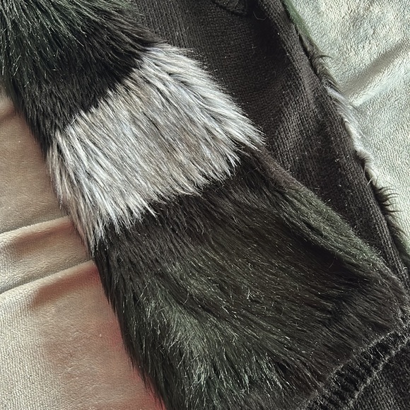 H & M adorable faux fur ombré tones long sweater vest ⚫️⚪️ - Picture 7 of 7